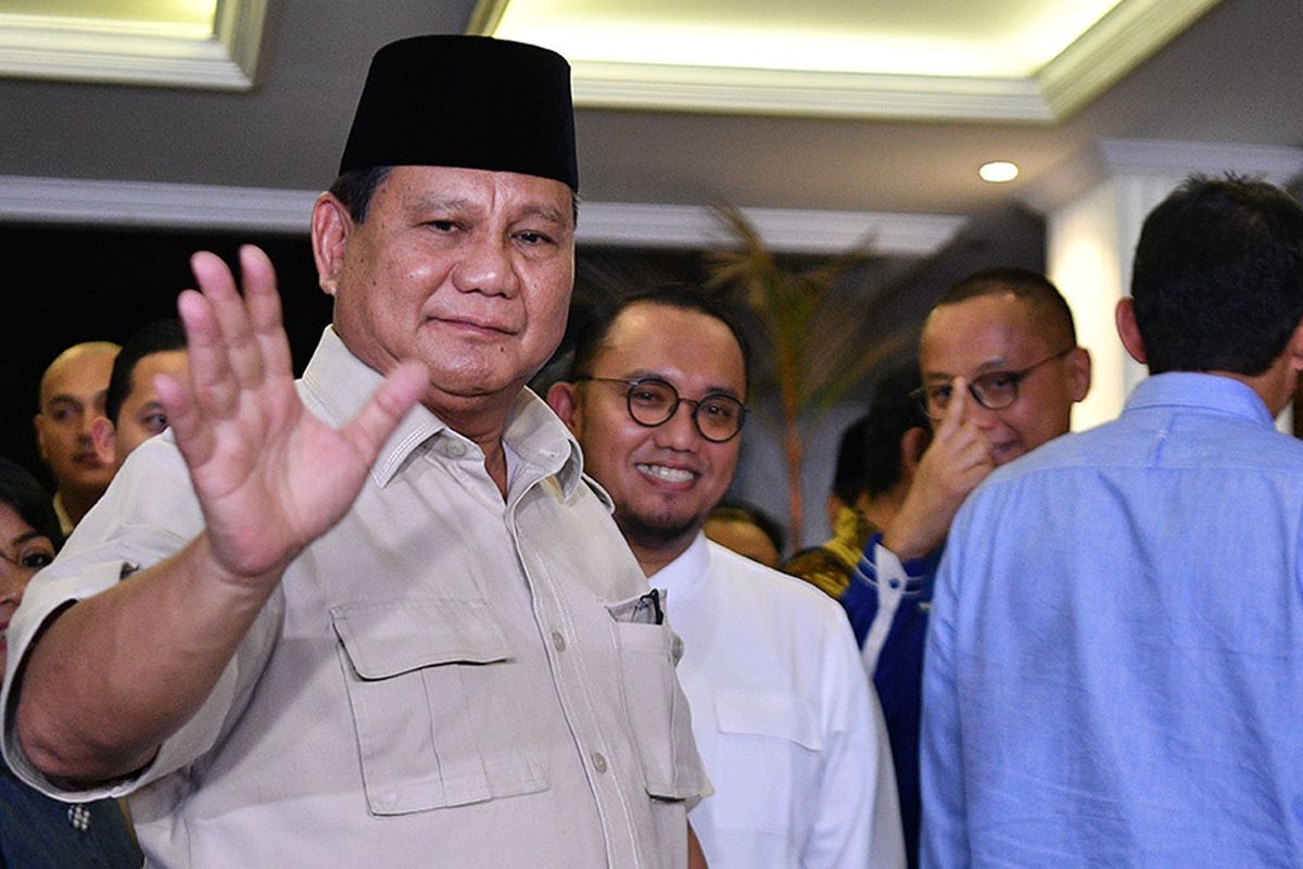 Calon Presiden dan Wakil Presiden nomor urut 02 Prabowo Subianto (kiri) dan Sandiaga Uno (kanan) bersiap meninggalkan lokasi konferensi pers seusai memberikan keterangan terkait putusan MK tentang perselisihan hasil pemilihan umum (PHPU) Pilpres 2019 di kediaman Prabowo, Jakarta Selatan, Kamis (27/6/2019). Prabowo-Sandi menyatakan menghormati dan menerima putusan MK yang menolak gugatannya.