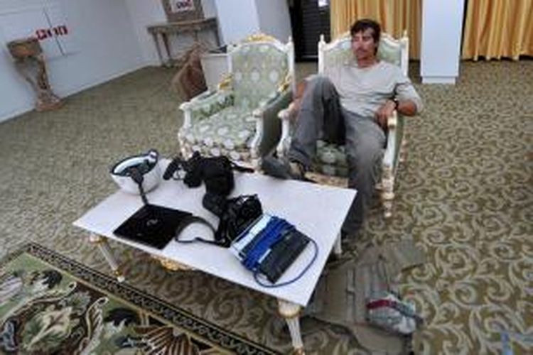 Foto yang diambil pada September 2011 ini menampilkan James Foley sedang beristirahat di sebuah ruangan di bandara Sirte, Libya.