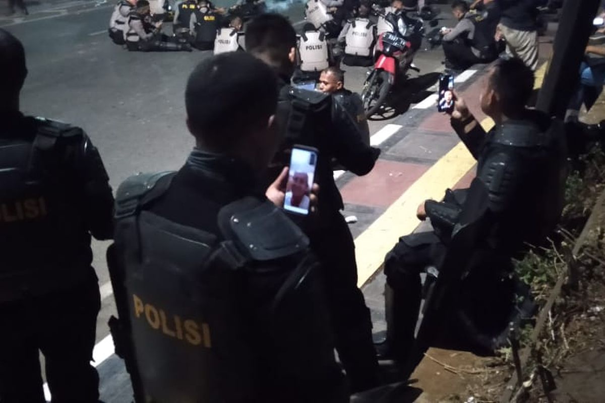 Bonardo nampak sumringah melihat senyum neneknya dari handphone pintar yang dipegangnya. Walau gambar sedikit patah - patah, dia tetap menikmati komunikasi tersebut.