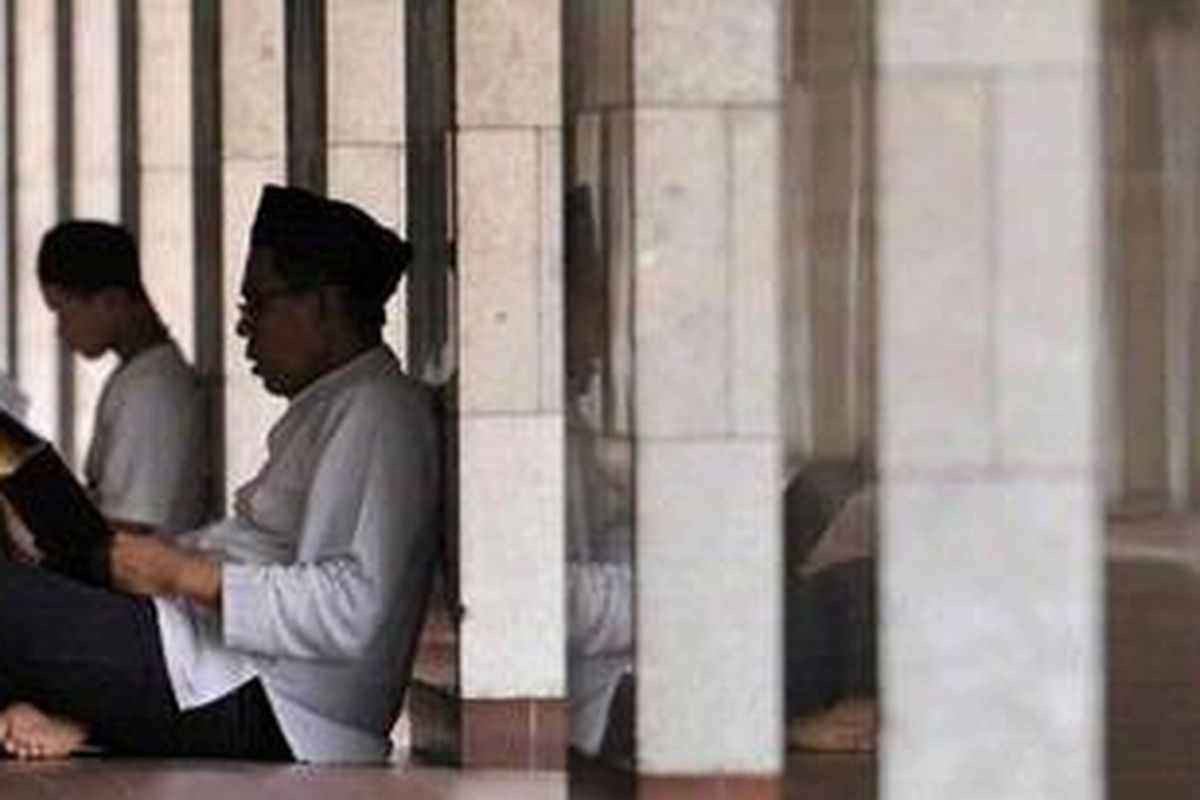 Iktikaf di Masjid Istiqlal, Jakarta, Senin (22/8/2011).