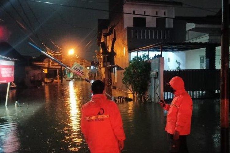 Perum Dosen IKIP tergenang banjir akibat meluapnya Kali Bekasi, Sabtu (29/5/2021). Luapan Kali Bekasi ini disebabkan karena curah hujan tinggi. 