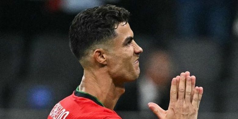 Penyerang Portugal, Cristiano Ronaldo, berselebrasi seusai mengemas gol pada babak adu penalti dalam 16 besar Euro 2024 antara Portugal vs Slovenia pada 1 Juli 2024. Terkini, Ronaldo mengumumkan Euro 2024 jadi penampilan terakhir dirinya di Piala Eropa.