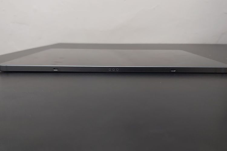 Bagian bawah tablet Samsung Galaxy Tab S9 FE (dalam posisi horizontal) memuat sejumlah pin dan lubang kecil. Pin dan lubang digunakan untuk memasang aksesori Book Cover Keyboard.