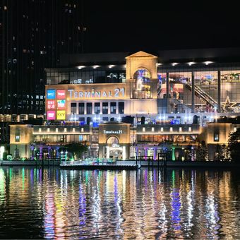 Pemandangan malam dan gedung Terminal 2 di kota Bangkok, Thailand menggunakan kamera telefoto 50 MP zoom 3,7x di Huawei Pura 80 Ultra
