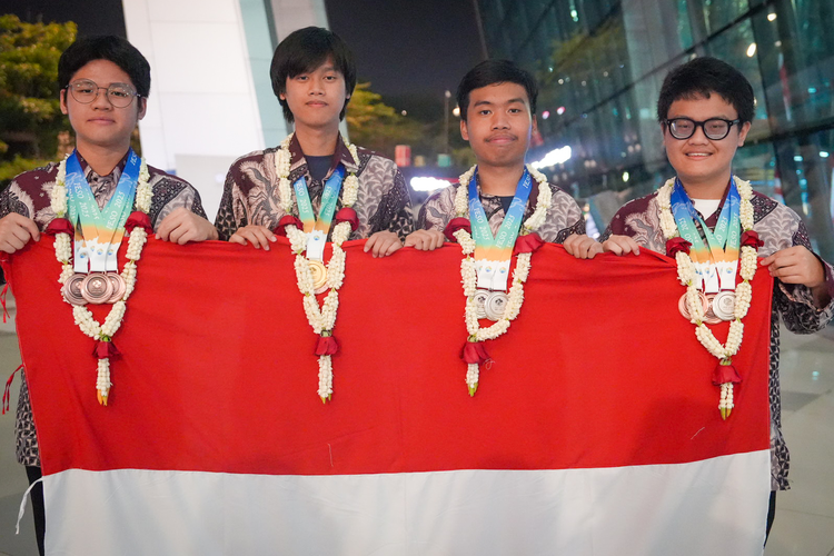 empat siswa Indonesia yang tergabung dalam Tim Olimpiade Ilmu Kebumian Indonesia berhasil meraih 11 medali pada ajang International Earth Science Olympiad (IESO) ke-18.