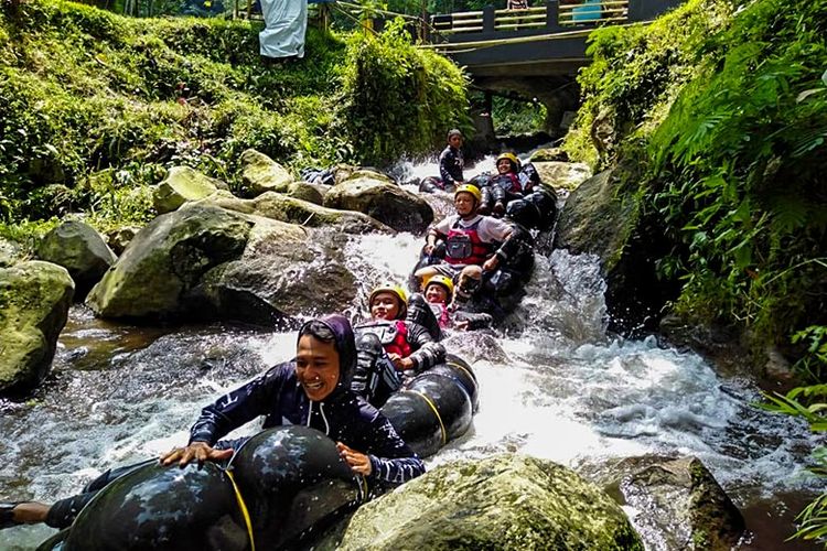 Serunya River Tubing di Kalipringkuning, Karanganyar.