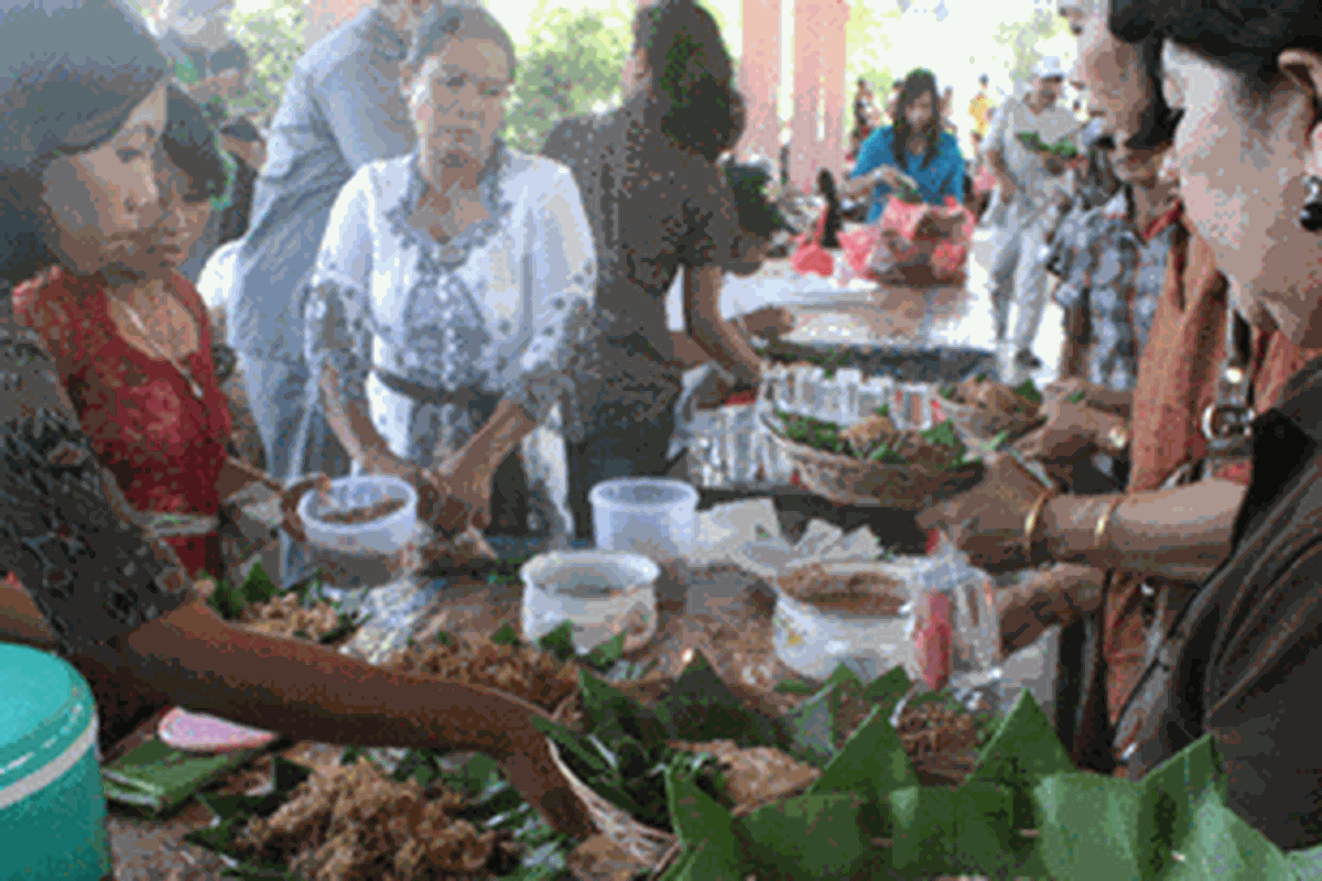 Wisatawan domestik menikmati makanan lodek asli Pulau Nusa Penida, Kabupaten Klungkung, Bali, akhir April lalu. Makanan ini mirip bubur jagung dan kacang-kacangan yang direbus lama serta dipadu dengan sambal dan sayuran.