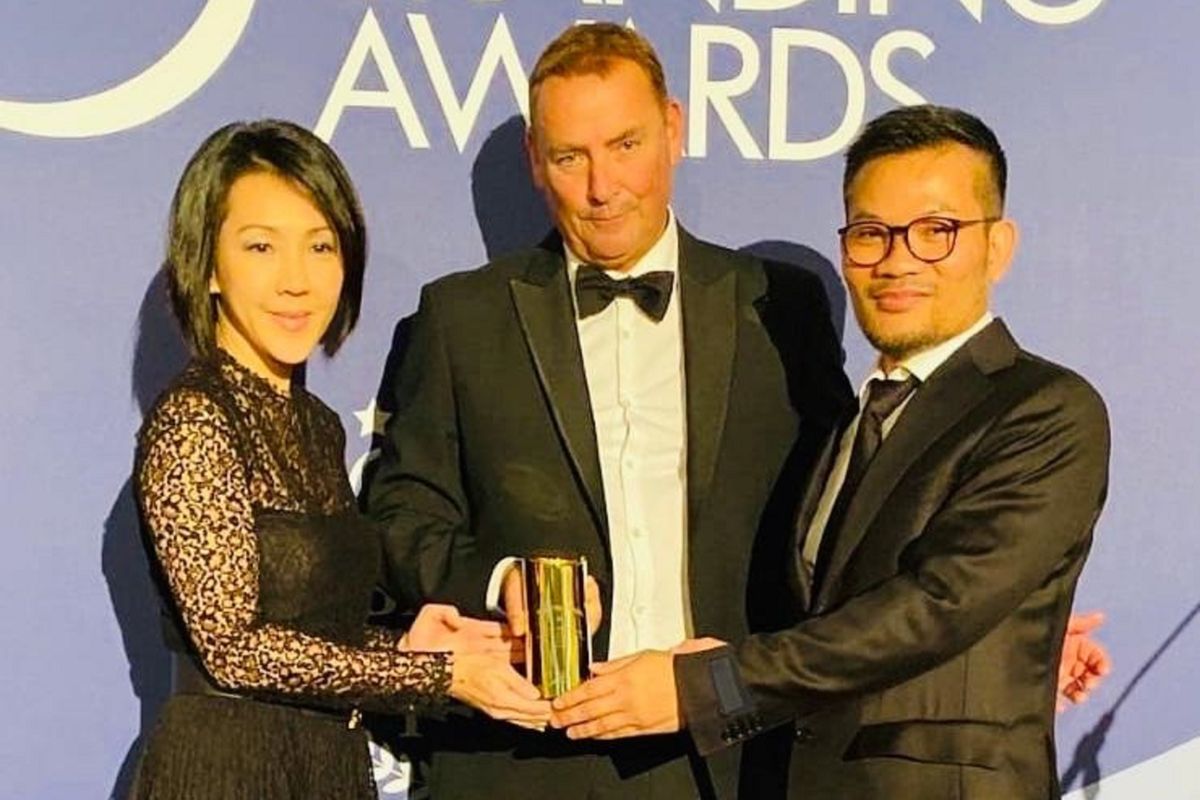 Direktur Marketing Telkomsel Rachel Goh dan Vice President Branding and Marketing Communications Telkomsel Nirwan Lesmana usai menerima penghargaan Telkomsel sebagai Brand of The Year Kategori Telekomunikasi Seluler dari World Branding Forum dalam ajang World Branding Awards 2019-2020 di London, setelah melalui tiga penilaian yaitu Brand Valuation, Consumer Market Research dan Public Online Voting.