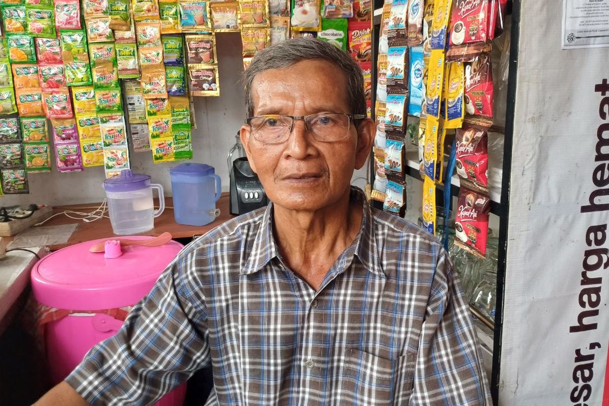 Rojapih (61), pemilik rumah yang jadi korban longsoran turap di Pasar Minggu, Jakarta Selatan, Kamis (9/11/2023).
