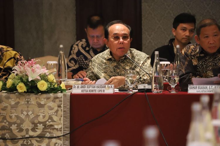 Ketua Komite I Dewan Perwakilan Daerah (DPD) RI Andi Sofyan Hasdam dalam rapat kerja dengan Badan Kepegawaian Negara (BKN) dan Kementerian PANRB di Jakarta, Senin (10/11/2025).
