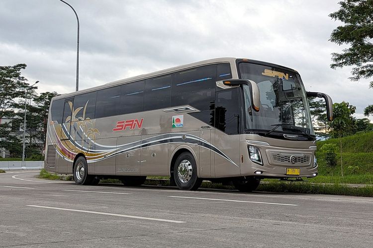 Bus baru PO SAN, pakai bodi Supernova buatan Karoseri Stadabus