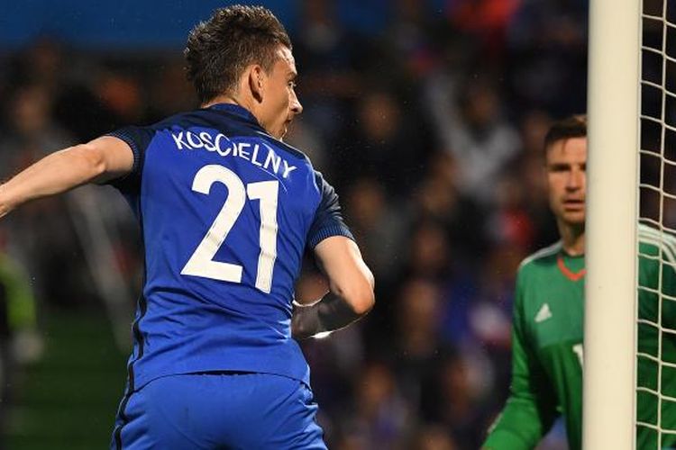 Pemain belakang Perancis, Laurent Koscielny, mencetak gol ke gawang Skotlandia pada pertandingan uji coba di Stadion St Symphorien, Metz, Perancis, Sabtu (4/6/2016).