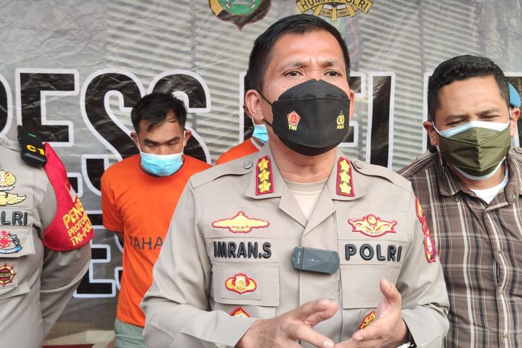 Kapolres Metro Depok Kombes Imran Edwin Siregar dalam konferensi pers penangkapan 2 pembobol ATM pada Rabu (25/8/2021) sore.