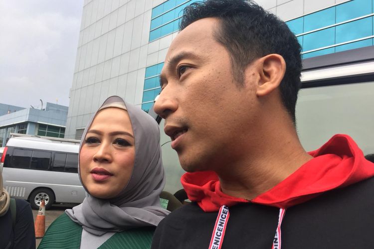 Denny Cagur didampingi istrinya saat ditemui di kawasan Mampang, Jakarta Selatan, Jumat (27/12/2019)