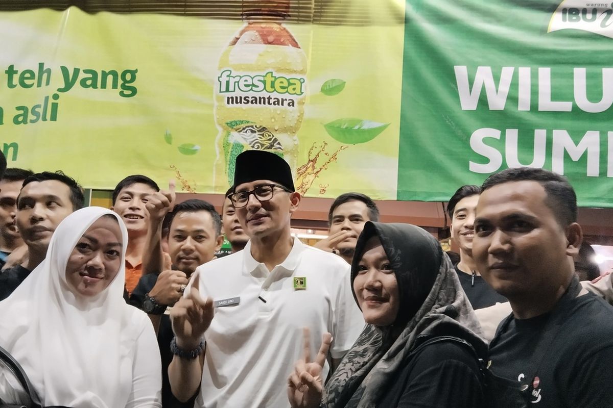 Sandiaga Uno di Warung Nasi Ibu Imas, Jalan Balonggede Kota Bandung, Kamis (10/8/2023).