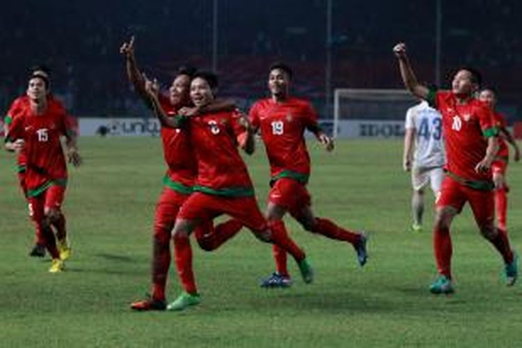 Pemain Indonesia, Maldini (nomor 15), Muchlis Hadi Ning (nomor 10), Zulfiandi (nomor 19), ikut berselebrasi setelah Evan Dimas (tengah) membobol gawang Korea Selatan pada pertandingan kualifikasi Piala Asia U-19 di Stadion Utama Gelora Bung Karno, Jakarta, Sabtu(12/10/2013). Indonesia lolos ke putaran final Piala Asia U-19 yang akan berlangsung di Myanmar tahun depan, setelah menang dengan skor 3-2. 
