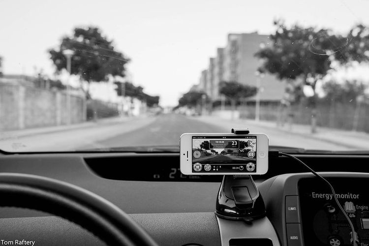 Ilustrasi menggunakan smartphone untuk Dashcam mobil