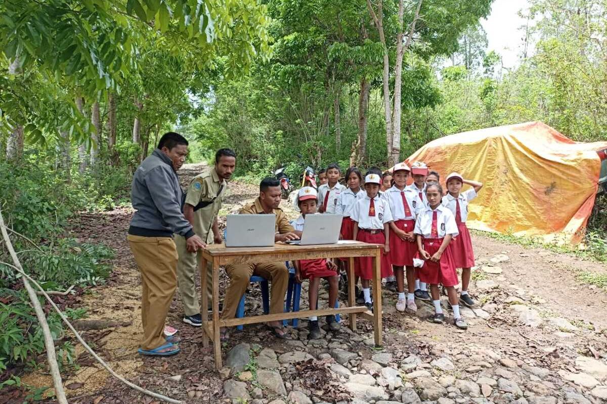 Sebanyak 12 siswa kelas V SDK SULIT, DESA PAAN WARU, KECAMATAN ELAR SELATAN, MANGGARAI TIMUR, NTT, Senin, (17/10/2022) melaksa akan ANBK di badan jalan karena kesulitan akses internet di ruangan kelas. (DOK/ORANGTUA MURID-MARSELINUS EKUNG)