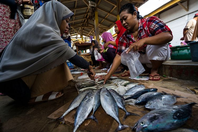 Kegiatan jual beli ikan di Pulau Bawean DOK. Shutterstock/Achmad Lubis