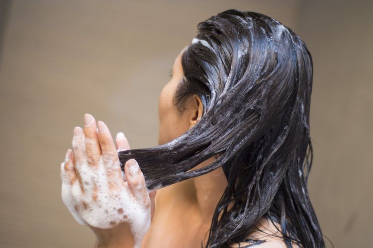 Mencuci rambut tidak boleh sembarangan jika mau rambut cantik dan sehat.