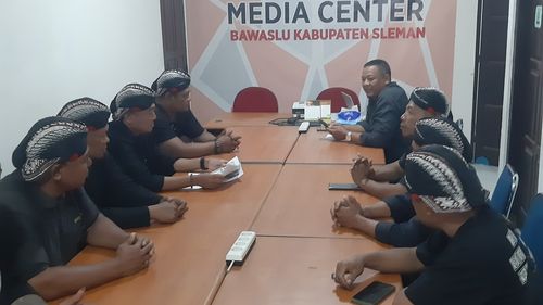 Foto Bersama Paslon, Empat Lurah Dilaporkan ke Bawaslu Sleman