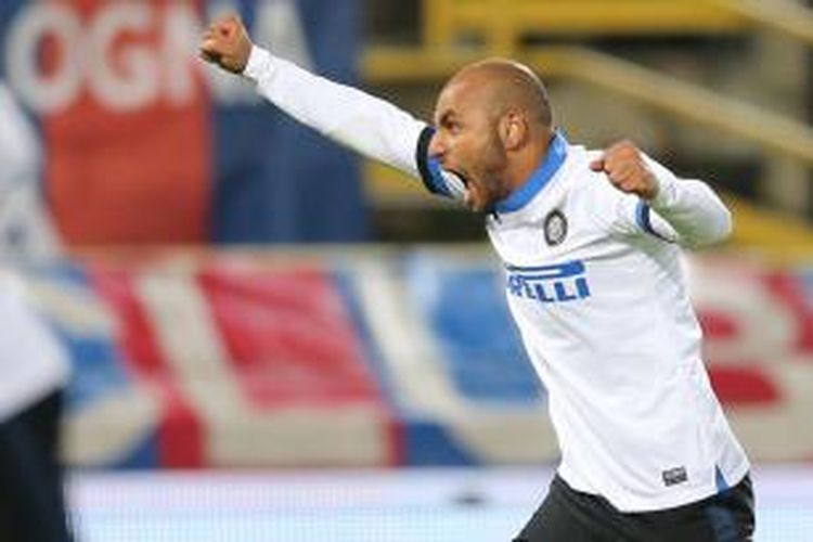 Bek Inter Milan Jonathan Cicero Moreira merayakan golnya ke gawang Bologna, pada laga Serie-A, di Renato Dall'Ara, Bologna, Minggu (24/11/2013).