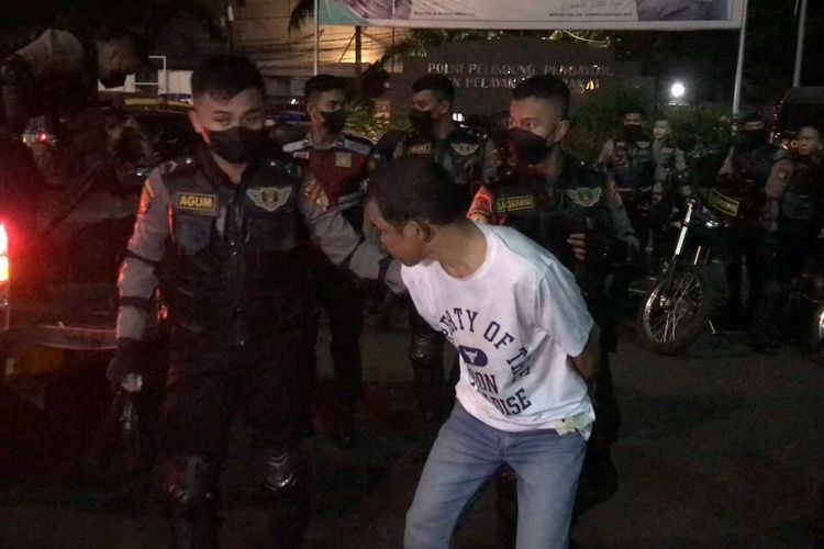Tim Presisi Polda Metro Jaya menangkap seorang laki-laki dan seorang perempuan di Jalan Kemang Utara, Mampang, Jakarta Selatan, pada Minggu (20/3/2022) sekitar pukul 01.00 WIB. Keduanya positif sabu.