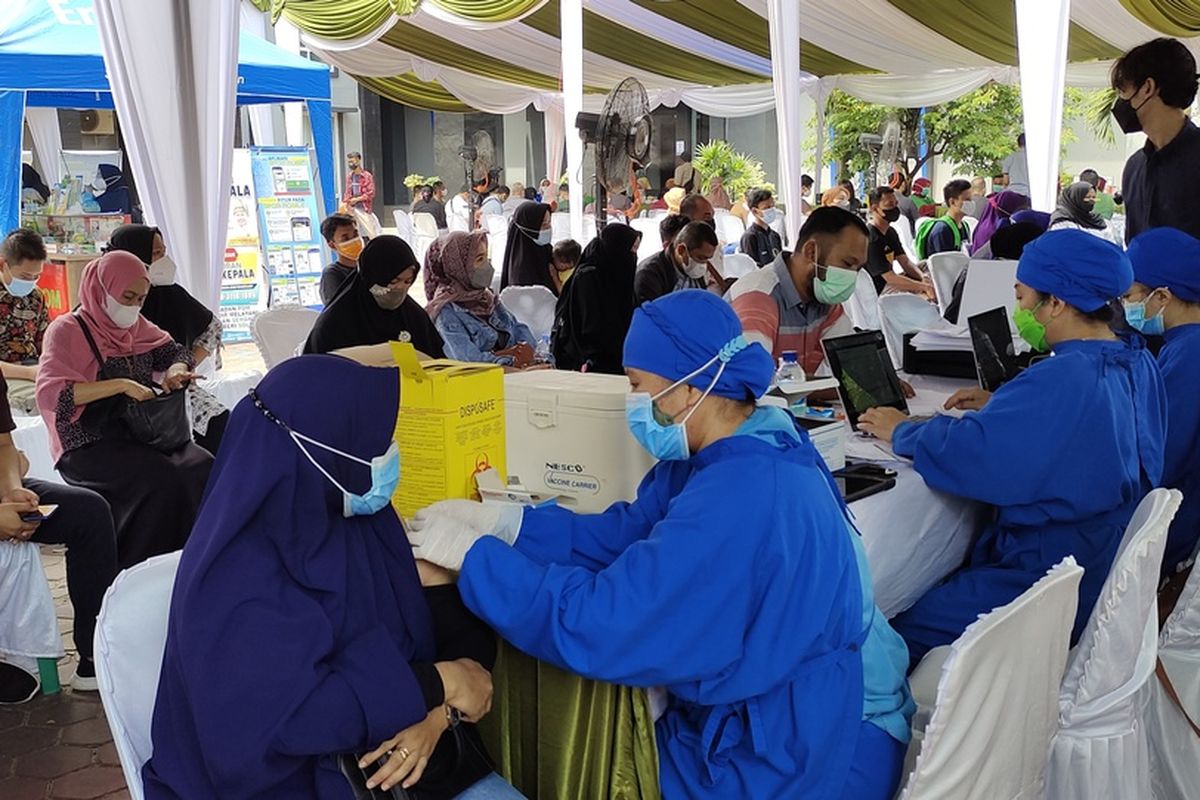 People in Pekanbaru on Sumatra island receive their Covid-19 vaccine at a vaccination center. 