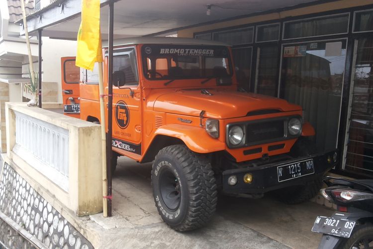 Toyota Land Cruiser Hardtop milik salah seorang warga Ngadisari, salah satu desa yang berada di kawasan Gunung Bromo, Probolinggo.