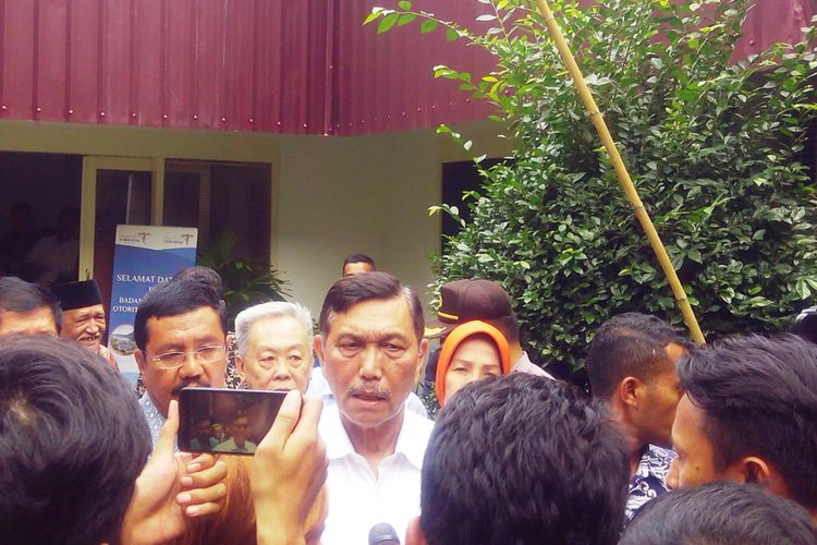 Menko Maritim Luhut Panjaitan membantah isu pemberitan sertifikat lahan seluas 23 hektar di kawasan Danau Toba, Jumat (6/10/2017)