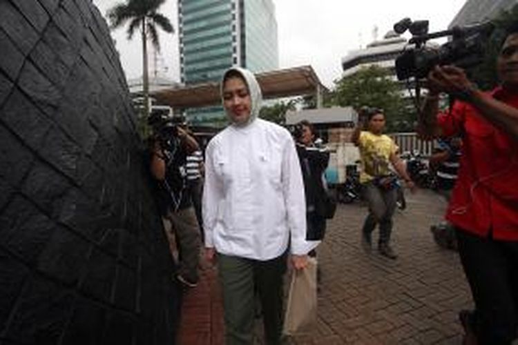 Wali Kota Tangerang Selatan Airin Rachmi Diany (berbaju putih) kembali menjenguk suaminya Tubagus Chairi Whardana di tahanan Komisi Pemberantasan Korupsi (KPK), Jakarta, Senin (30/12/2013). Suami Airin ditahan KPK karena diduga terlibat dalam suap pengurusan sengketa Pilkada di Mahkamah Konstitusi yang juga melibatkan mantan Ketua MK Akil Mochtar. TRIBUNNEWS/DANY PERMANA 