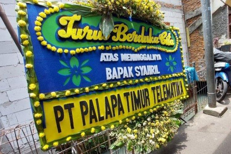Karangan bunga dari PT Palapa Timur Telematika terlihat di kediaman keluarga Syahril, korban tewas penyerangan KKB Papua, di Jalan Gatep, Mangga Dua Selatan (Pebby Ade Liana/TribunJakarta.com)