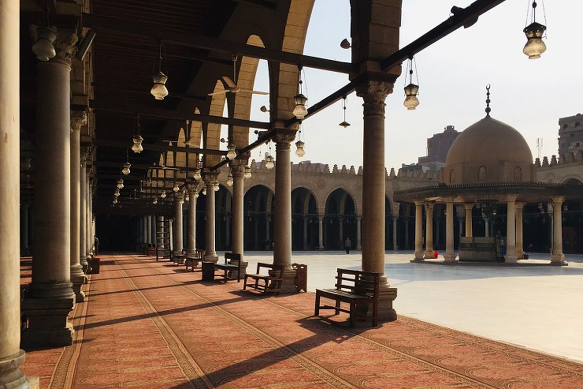 Ilustrasi masjid - Bagian dalam area Masjid Amru bin Al-Ash di Mesir.