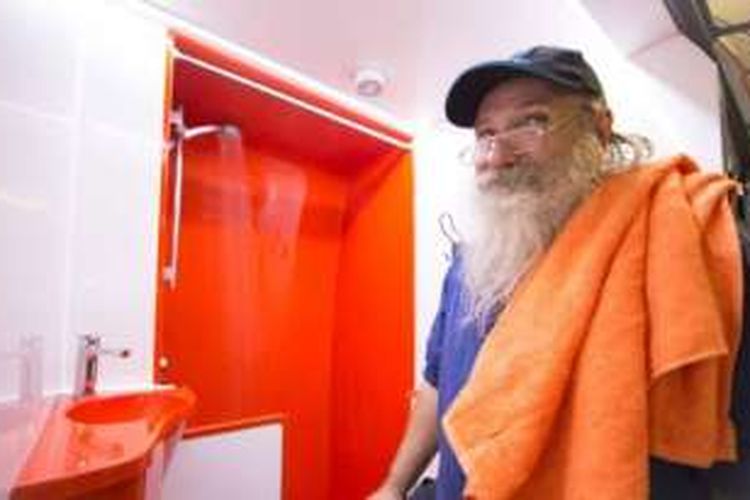 Dave Brum salah seorang tunawisma di kota Brisbane yang sudah mencoba asyinya kamar mandi keliling ini.