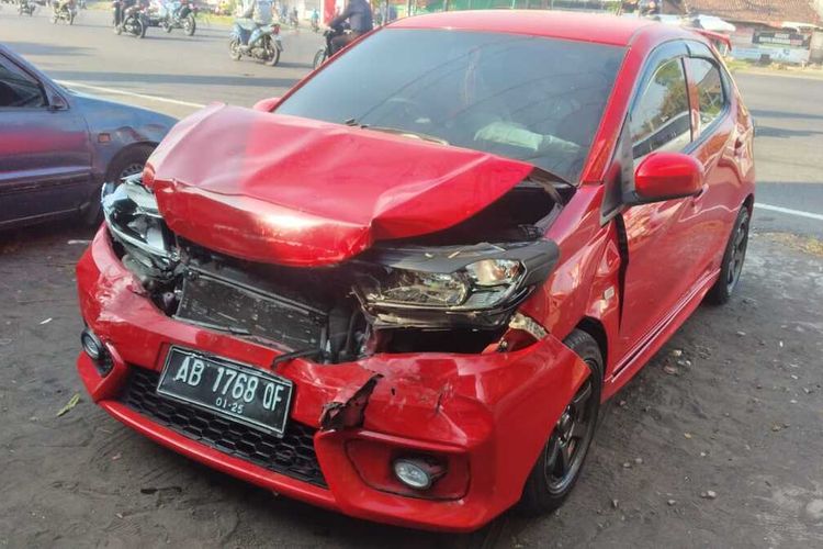 Dua mobil yang mengalami tabrakan beruntun di Banguntapan, Bantul, DIY