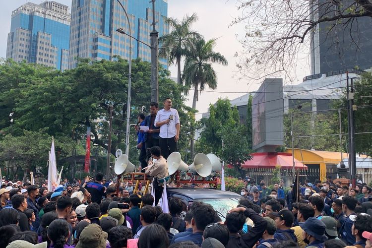 Tenaga Ahli KSP Abraham Wirotomo menemui massa aksi tolak kenaikan harga BBM di kawasan Patung Kuda, Jakarta Pusat, Kamis (15/9/2022).