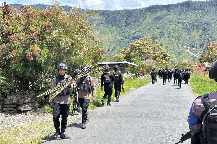 Pasca-konflik di Puncak Jaya, Ribuan Alat Perang Diamankan Personel Gabungan TNI-Polri 