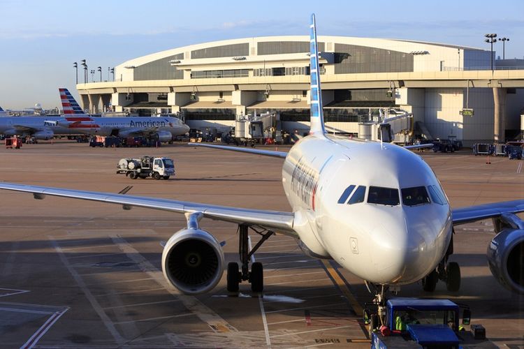 Pesawat mendarat di bandara internasional Dallas, Texas.