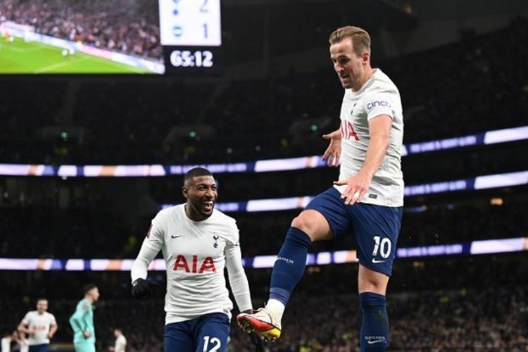 Striker Tottenham Hotspur, Harry Kane, berselebrasi usai mencetak gol ke gawang Brighton and Hove Albion pada putaran keempat Piala FA 2021-2022.