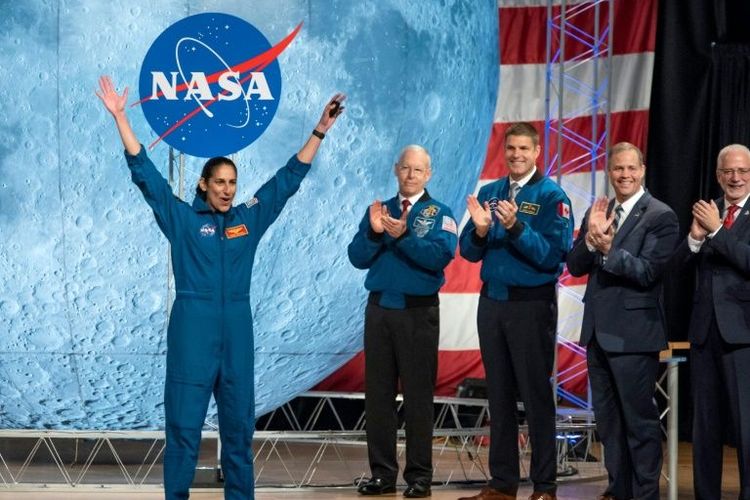 Jasmin Moghbeli saat wisuda dari NASA Space Center di Houston, AS