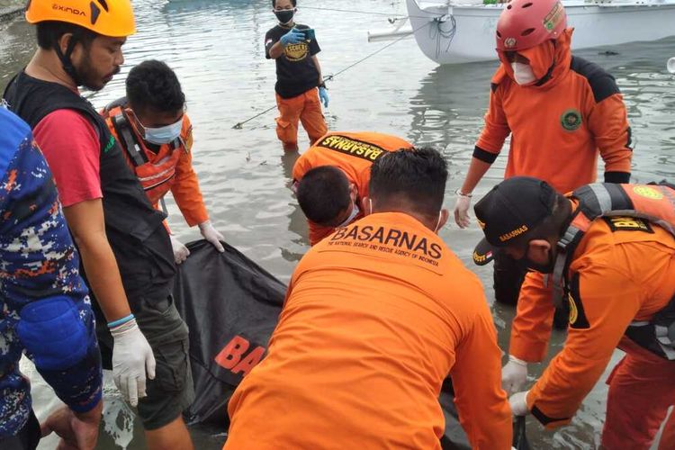 Perahunya Terbalik Dihantam Gelombang, Nelayan Ditemukan Meninggal