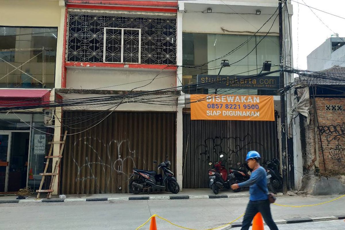 Beberapa bangunan toko di depan Stasiun MRT Haji Nawi yang tak kunjung beroperasi meskipun pembangunan stasiun telah rampung.