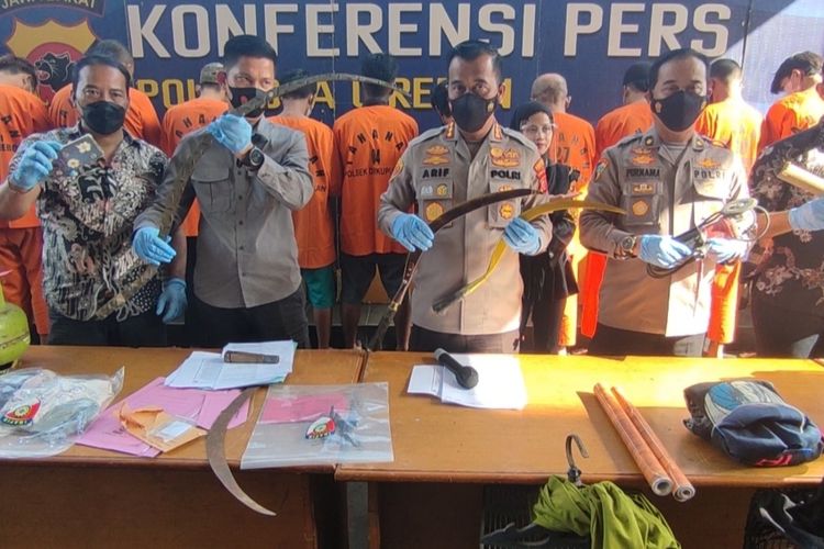 Kapolresta Cirebon Kombes Pol Arif Budiman bersama jajaran, menunjukan barang bukti peristiwa dua geng motor yang tawuran di Kecamatan Pabedilan Kabupaten Cirebon, Sabtu dini hari lalu (9/7/2022). Polisi menangkap empat tersangka. Satu korban luka-luka.
