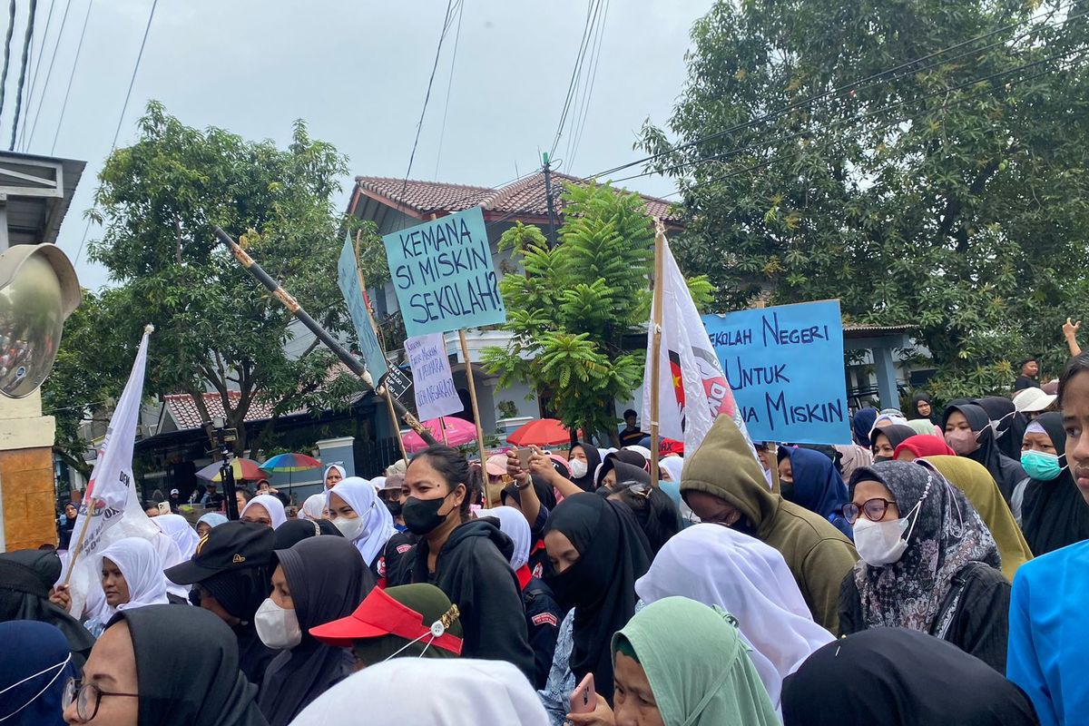 Aksi solidaritas oleh kelompok emak-emak di depan SMA N 4 Depok, Sukatani, Tapos. Kota Depok, Selasa (25/6/2024).