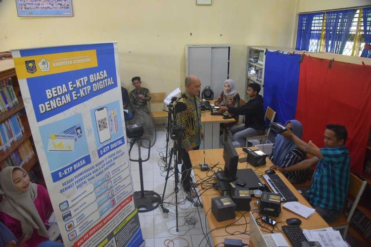 Suasana perekaman Kartu Tanda Penduduk Elektronik (KTP-El) di Kantor Dinas Kependudukan dan Pencatatan Sipil Aceh Utara, Selasa (21/3/2023)