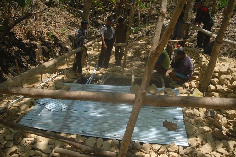 Suasana sumber mata air yang ditemukan di petak 72 RPH Genengsari, BKPH Kuncen, KPH Gundih, wilayah Kecamatan Toroh, Grobogan, Jateng, Selasa (22/10/2019).