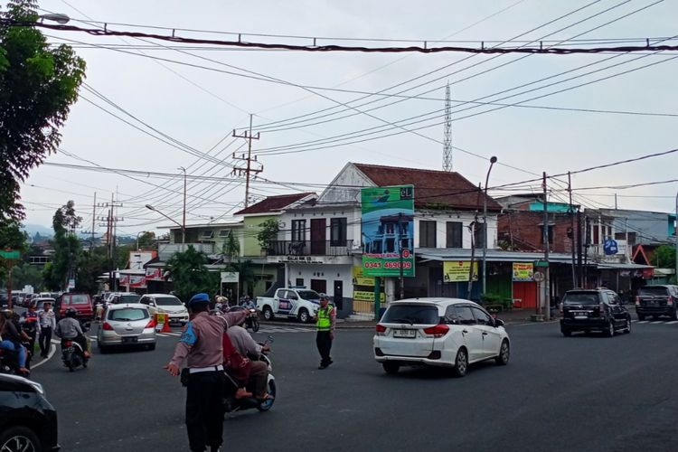Kondisi arus kendaraan di pertigaan Pendem, Kota Batu, Jawa Timur, Sabtu (13/4/2024).