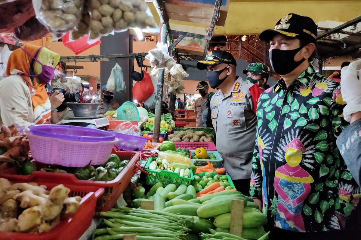 Wali Kota Jakarta Barat Rustam Effendi saat melakukan peninjauan Pasar Kopro di Tomang, Jakarta Barat, Kamis (4/6/2020)