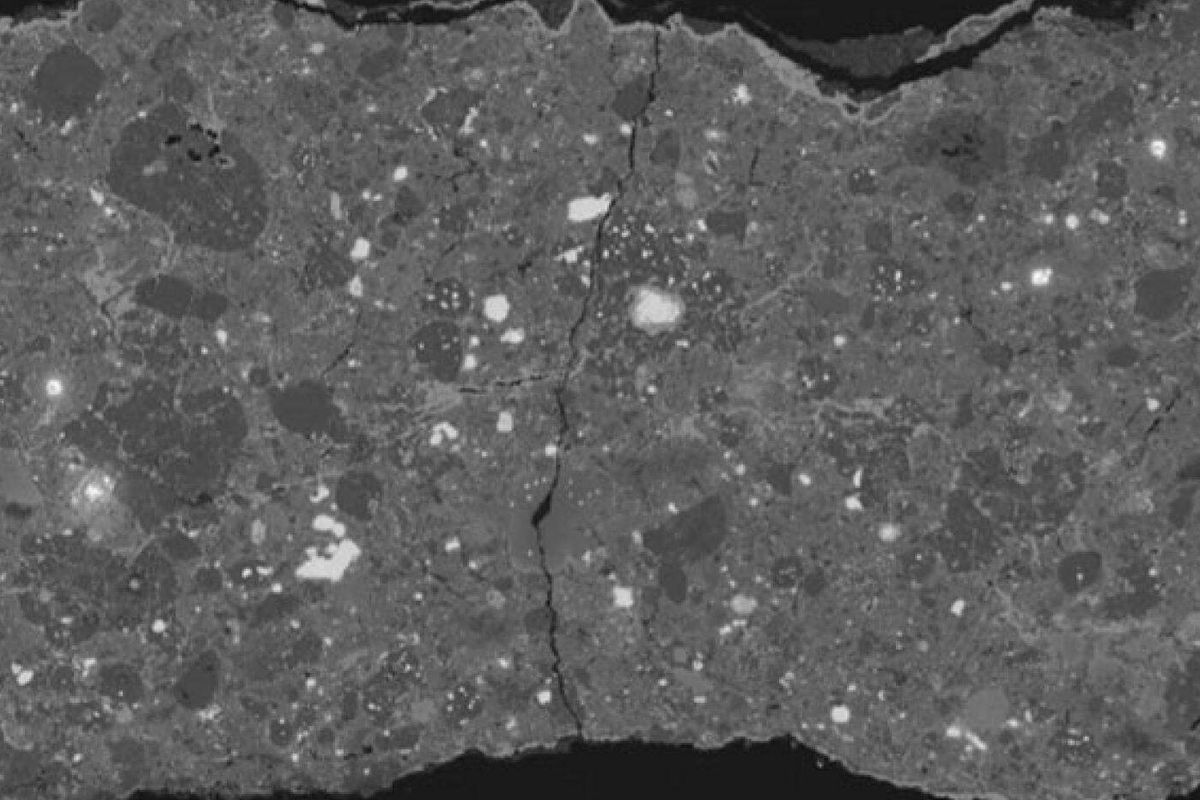 Peneliti temukan fosil es dalam meteorit kuno bernama Acfer 094.