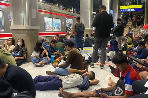 Pohon Tumbang di Rel Kereta Arah Serpong, Penumpang Telantar 2 Jam di Stasiun Palmerah